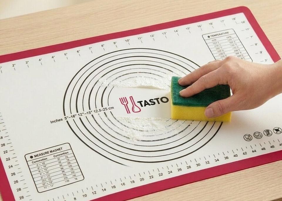 Éponge classique jaune et verte qui essuie un peu de farine sur le tapis TASTO.